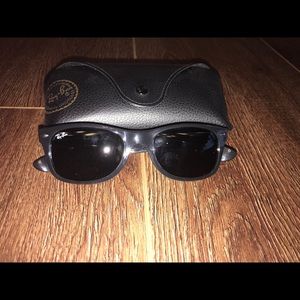 (BARELY WORN) Ray-Ban New Wayfarer (RB 2132)